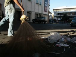 Este lunes al mediodía, empleados de esta dependencia han barrido 115 mil metros lineales. EL INFORMADOR / ARCHIVO