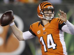 El quarterback de los Bengalíes, Andy Dalton, lanza el balón contra los Texanos en la segunda mitad del partido. AP / G. Landers