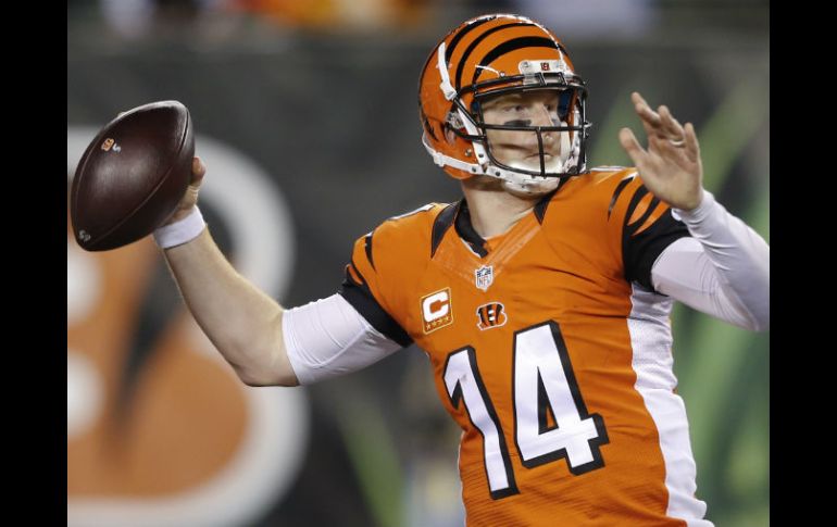 El quarterback de los Bengalíes, Andy Dalton, lanza el balón contra los Texanos en la segunda mitad del partido. AP / G. Landers