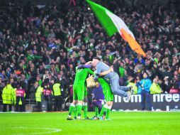 Los jugadores de Irlanda celebran la victoria 2-0 ante Bosnia durante el juego de la repesca. EFE / A. Crawley