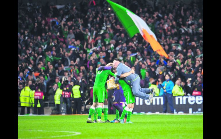 Los jugadores de Irlanda celebran la victoria 2-0 ante Bosnia durante el juego de la repesca. EFE / A. Crawley