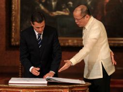 Enrique Peña Nieto y Benigno Aquino III emitieron mensaje sobre la estrenada relación entre ambos países. AFP / R. Umali