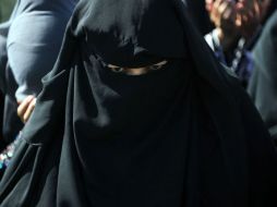 La ley francesa que prohíbe cubrirse el rostro en lugares públicos se refiere a los velos integrales, tipo burka o nicab. AFP / ARCHIVO