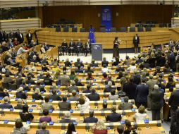 Líderes de la UE guardan un minuto de silencio, concluido con una sonata de Bach interpretada por la violonista Vladyslava Luchenko. NTX / CORTESÍA