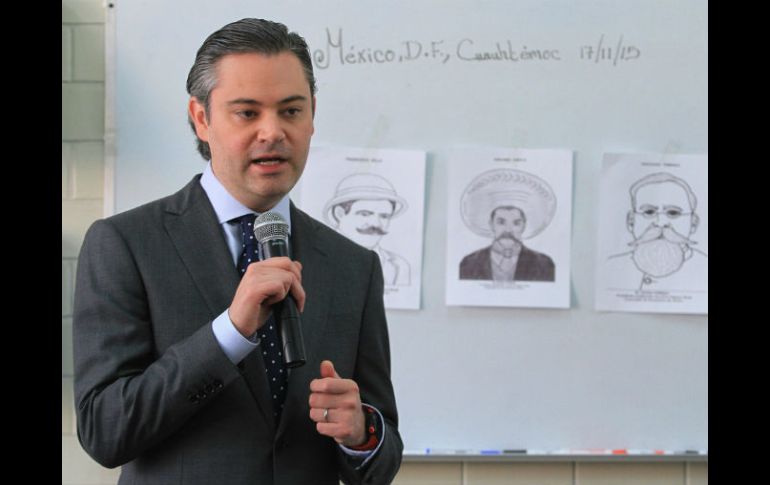 Aurelio Nuño Mayer recorre la primaria Francisco Giner de los Ríos. NTX / J. Espinosa