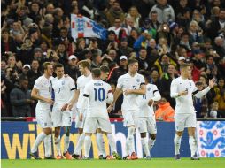 El técnico Roy Hodgson apostó por un once plagado de futbolistas jóvenes como Dele Alli, Raheem Sterling y Eric Dier. EFE / A. Rain