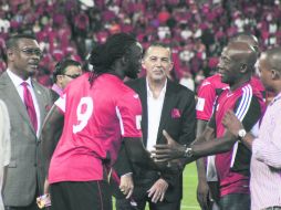 El primer ministro de Trinidad y Tobago, Keith Rowley, saluda al capitán del equipo Kenwyne Jones en el duelo de ayer ante EU. EFE / A. Viarruel