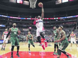 Verizon Center. John Wall, de los Wizards de Washington, se levanta para encestar durante el partido de ayer ante los Bucks. AP / A. Brandon