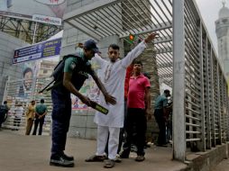 Un oficial de seguridad inspecciona a un sujeto. Los ataques a extranjeros van en aumento desde inicios de este año. AP / M. Ahad