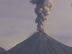 Señalan que el volcán emitió una fumarola de dos kilómetros de altura. TWITTER / @LUISFELIPE_P