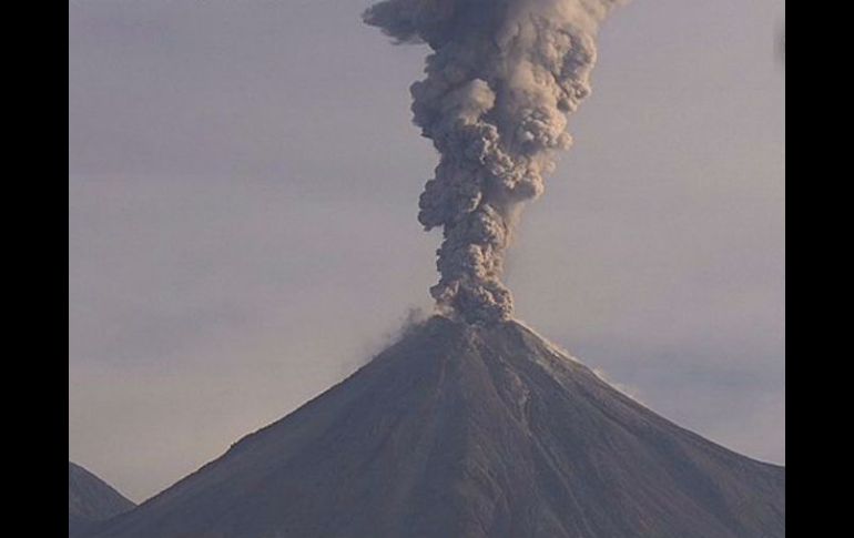 Señalan que el volcán emitió una fumarola de dos kilómetros de altura. TWITTER / @LUISFELIPE_P