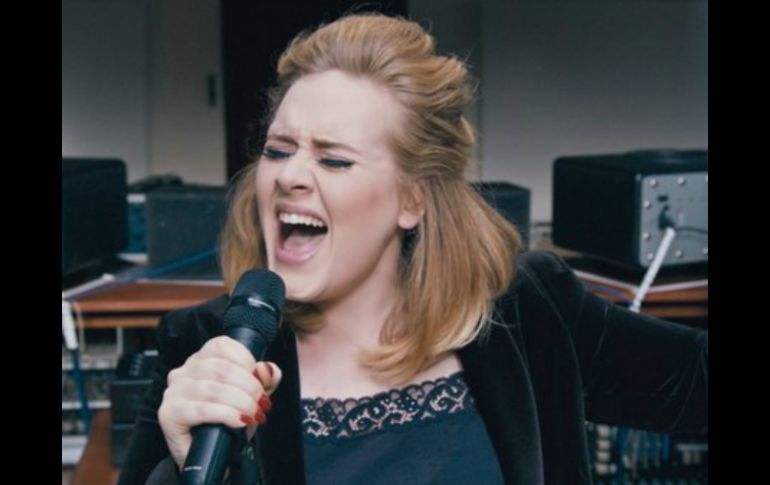 La artista londinense sacará al mercado este viernes un nuevo trabajo, '25'. TWITTER / @Adele