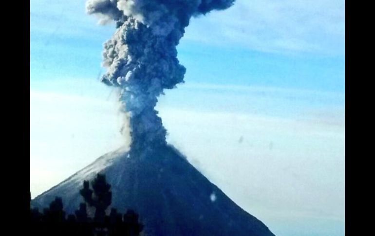 El Aeropuerto de Colima permanece cerrado debido a la caída de ceniza que arrojó el Volcán El Colima. TWITTER / @PCJalisco