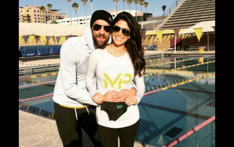 Phelps publicó una foto suya con su prometida y ex reina de belleza Miss California, Nicole Johnson. INSTAGRAM / m_phelps00