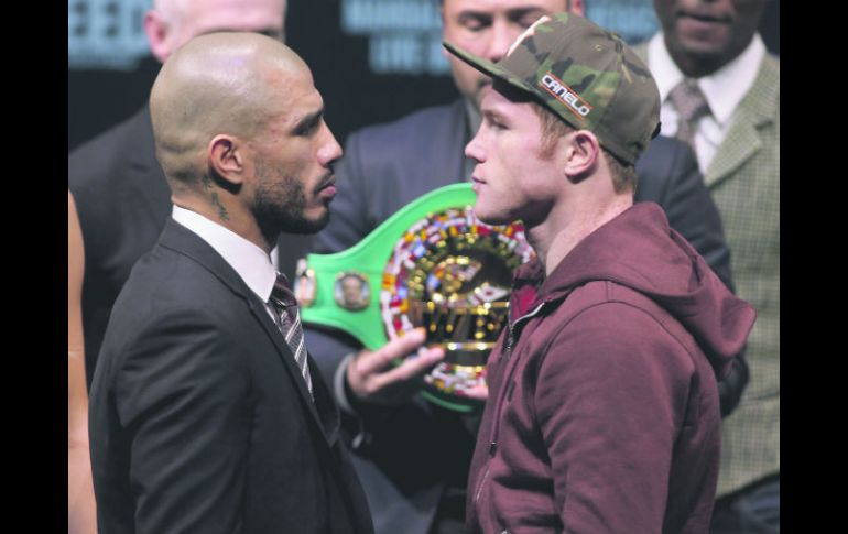 Miguel Cotto y Saúl “Canelo” Álvarez se vieron las caras nuevamente en la conferencia de prensa celebrada ayer en Las Vegas. AFP / J. Gurzinski