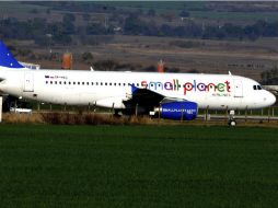 El avión que llevaba turistas de Polonia a Egipto aterriza en Bulgaria y es revisado para comprobar que no hubiera explosivos. EFE / T. Stavrev