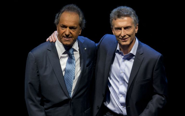 Daniel Scioli (d), del partido gobernante Frente para la Victoria, y Mauricio Macri (i), del frente Cambiemos. AP / ARCHIVO