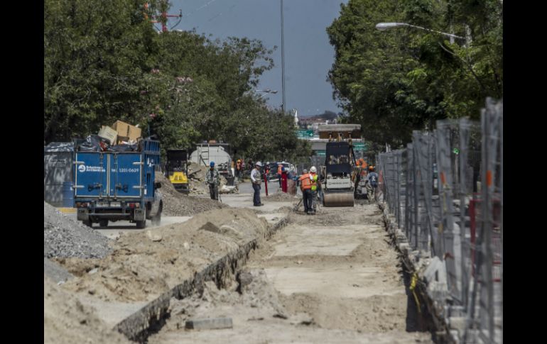 Durante las obras se contará con el apoyo de bandereros, además se apoyará con elementos de la Policía Vial. EL INFORMADOR / ARCHIVO