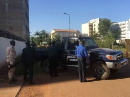 Fuerzas de Seguridad de Malí toman sus posiciones cerca del hotel. AFP /