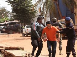 Policías y militares de Mali estarían preparando un asalto al hotel. AP / H. Traore