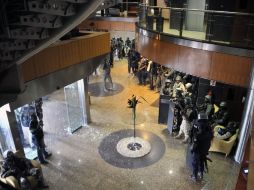 En el hotel Radisson las fuerzas de seguridad continúan con el operativo para retomar el control de la situación. AFP / H. KOUYATE