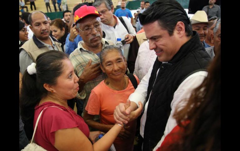 La entrega se realizó en el municipio de Autlán en el marco de la gira de trabajo que realiza Aristóteles Sandoval. ESPECIAL / Gobierno de Jalisco