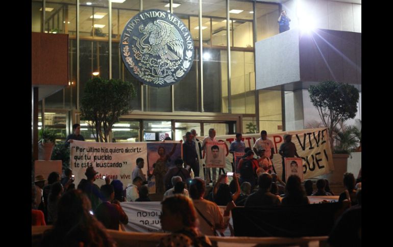 Los manifestantes caminaron desde el Parque Rojo hacia la delegación de la PGR. EL INFORMADOR / R. Tamayo