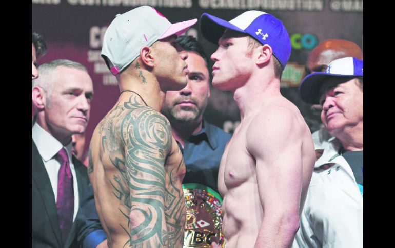 Saúl 'Canelo' Álvarez y Miguel Cotto dieron el peso sin problemas para su combate de hoy en el Mandalay Bay. AP / J. Locher