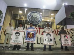 Ayer aproximadamente 200 personas marcharon en Guadalajara para que se aclare el Caso Ayotzinapa; se instalaron afuera de la PRG. EL INFORMADOR /