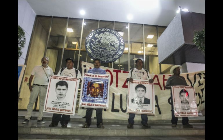 Ayer aproximadamente 200 personas marcharon en Guadalajara para que se aclare el Caso Ayotzinapa; se instalaron afuera de la PRG. EL INFORMADOR /