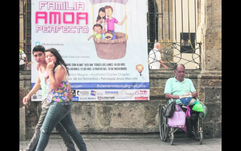 Los DIF municipales afirman que ya casi no hay personas en situación de calle, pero es común ver ancianos pidiendo limosna. EL INFORMADOR / A. García