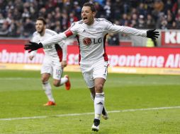 Para seguir su sana costumbre, el ariete mexicano Javier Hernández se viste de héroe con Bayer Leverkusen. AP / M. Probst