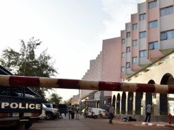 Fuerzas de seguridad se lanzaron a la caza de tres sospechosos involucrados en la toma de rehenes en un hotel de lujo en Bamako. AFP / I. Sanogo