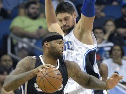 DeMarcus Cousins (#15) de los Kings de Sacramento dribla a Nikola Vucevic de Magic de Orlando. AP / M. Ebenhack