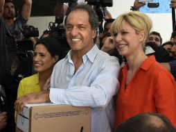 Scioli votó acompañado por su mujer, Karina Rabolini. EFE / J. Roncoroni