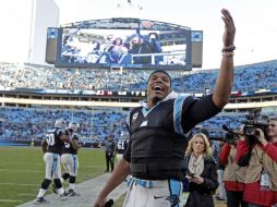 Cam Newton se luce al lanzar cinco pases de anotación. AP / C. Burton