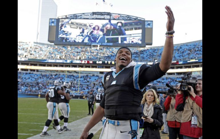 Cam Newton se luce al lanzar cinco pases de anotación. AP / C. Burton