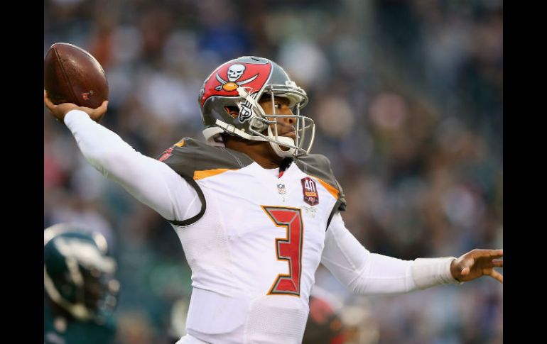 Jameis Winston empató un récord de novato con cinco pases de anotación. AFP / Elsa