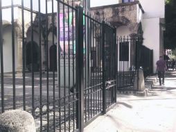 Se buscó proteger las esculturas que están en la entrada con esta reja. EL INFORMADOR / E. Barrera