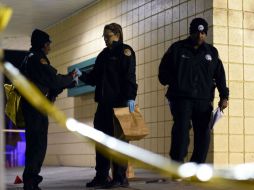 Policías vigilan los alrededores donde se registraron los hechos. AFP / C. Gerber