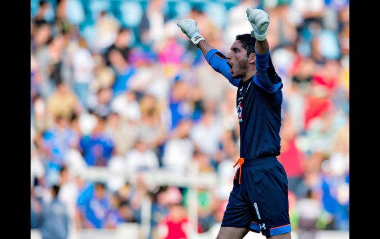 El arquero se dijo comprometido con los colores de ‘La maquina’ y hecho a bajo los rumores sobre su posible despido de la escuadra. MEXSPORT / ARCHIVO