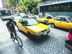 Los taxis amarillos realizan 208 mil traslados diarios en la ciudad, mientras los ejecutivos de Uber suman 38 mil . EL INFORMADOR / A. García