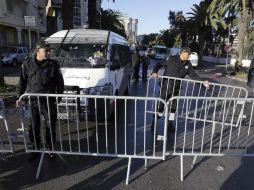 Policías tunecinos acordonan la zona tras el atentado contra varios guardias presidenciales. EFE / M. Messara