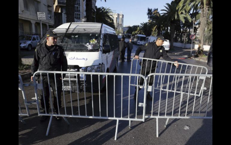 Policías tunecinos acordonan la zona tras el atentado contra varios guardias presidenciales. EFE / M. Messara