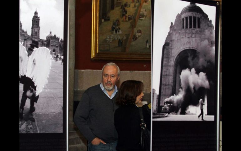 Las fotografías abarcan un siglo y el texto propone un discurso visual en torno a la Ciudad de México. NTX / P. Sánchez