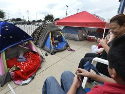 Algunas personas acampan afuera de los centros comerciales y tiendas. EFE / L. Smith