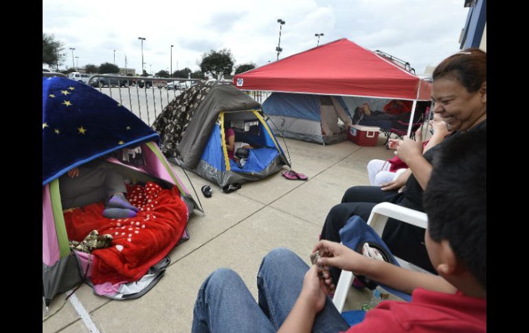 Algunas personas acampan afuera de los centros comerciales y tiendas. EFE / L. Smith