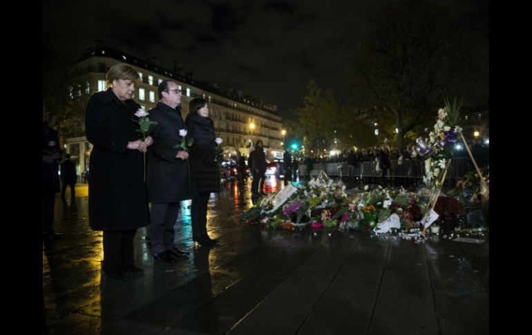 Francois Hollande y Angela Merkel homenajean a las víctimas de los atentados en París. AP / E. Laurent