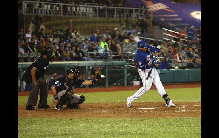 Japhet Amador conectó jonrón en el tercer inning, el número 12 para su cuenta personal en lo que va de la campaña. EL INFORMADOR / M. Vargas