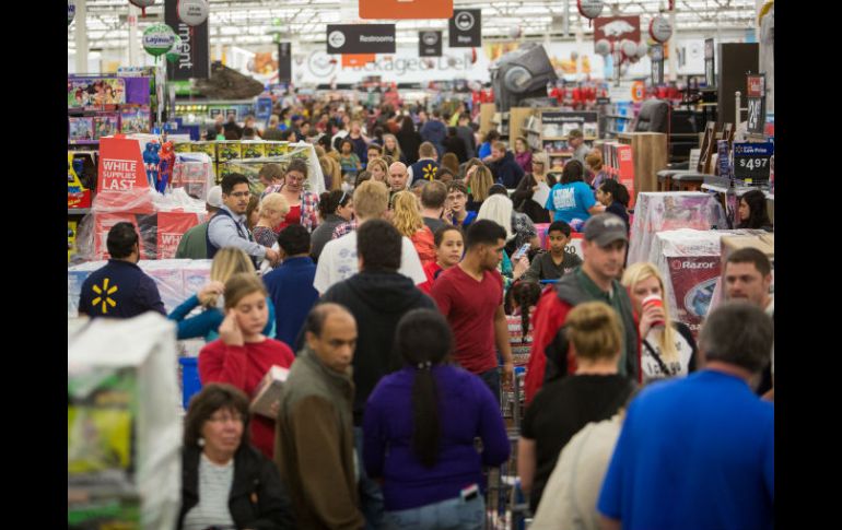 Los compradores abarrotan las tiendas y aprovechan para encontrar los obsequios para la temporadas navideña. AP / G. Rtahbun